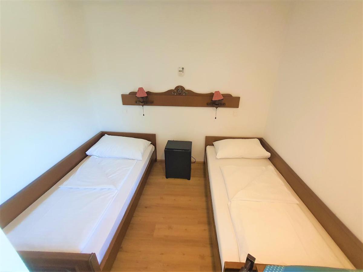 Pension Schwartzwirt Neusiedl am Steinfelde Dış mekan fotoğraf